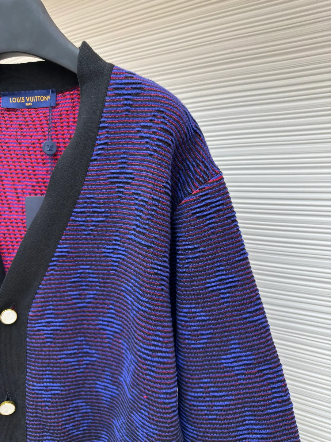 LOUIS VUITTON grating effect jacquard knitted jacket ●Authentic product: Purchased and developed for 12999 ●Item number: 1680041-B00 ●Fabric: Customized yarn fabric ●Technology: Knitted ●Version: Loose version ●Weight: about 750g ●Size: S-M-L-XL ●Description: 25ss new cotton knitted cardigan dip-dyed in elegant tones, full-width Monogram The jacquard pattern incorporates gradient stripes, creating an eye-catching raster effect that highlights Louis Vuitton's exquisite craftsmanship. Deep trims extend the college style, and pearlescent buttons add a dandy touch. The overall wiring is straight and delicate, the fabric is comfortable and soft, and the color is consistent without color difference. It can be matched with the same style to create a fashionable look and control various occasions. Customized accessories, complete with three standards, same style for men and women!